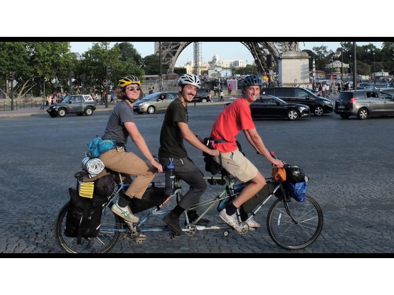 CASTING FEMEI SI BARBATI CARE MERG BINE PE BICICLETA 