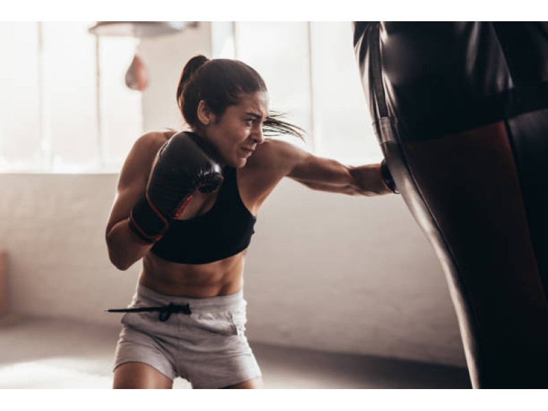 CASTING FEMEI CARE PRACTICA SPORTURI DE CONTACT (MMA, BOX etc) - RECLAMA MAGAZIN CU ARTICOLE SPORTIVE	